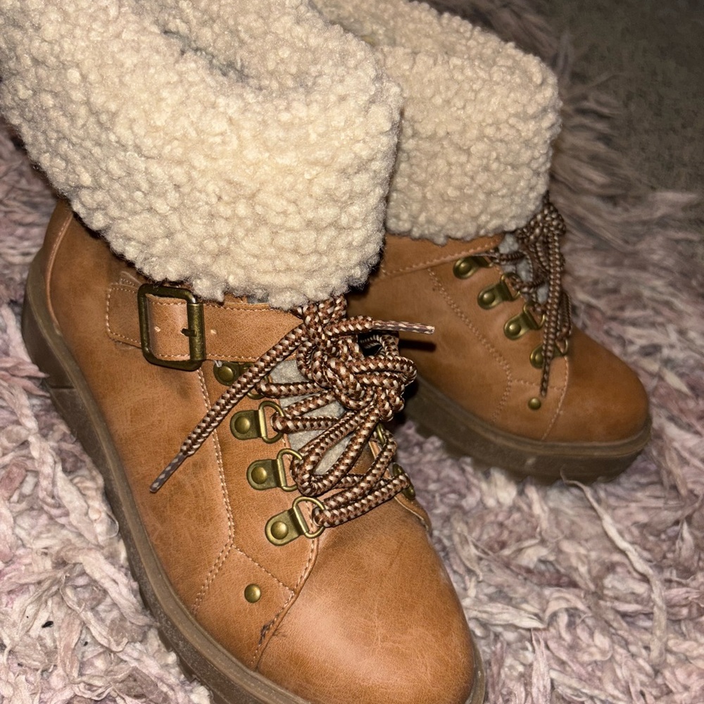 Cozy Tan Ankle Boots with Cream Fleece Lining